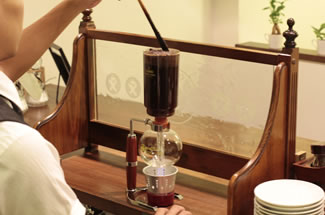 芦屋エビアンコーヒーショップの熟練の技で焙煎した珈琲豆をサイフォンで淹れる
